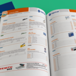 Wie ein Katalog herzustellen ist - Die vollständige Anleitung Printed product catalog open on a green background showing office supplies and staplers.